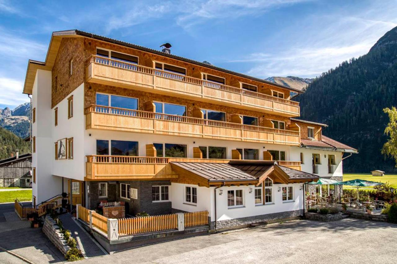 Wohlfuhlhotel Berg Heil Holzgau Exterior foto